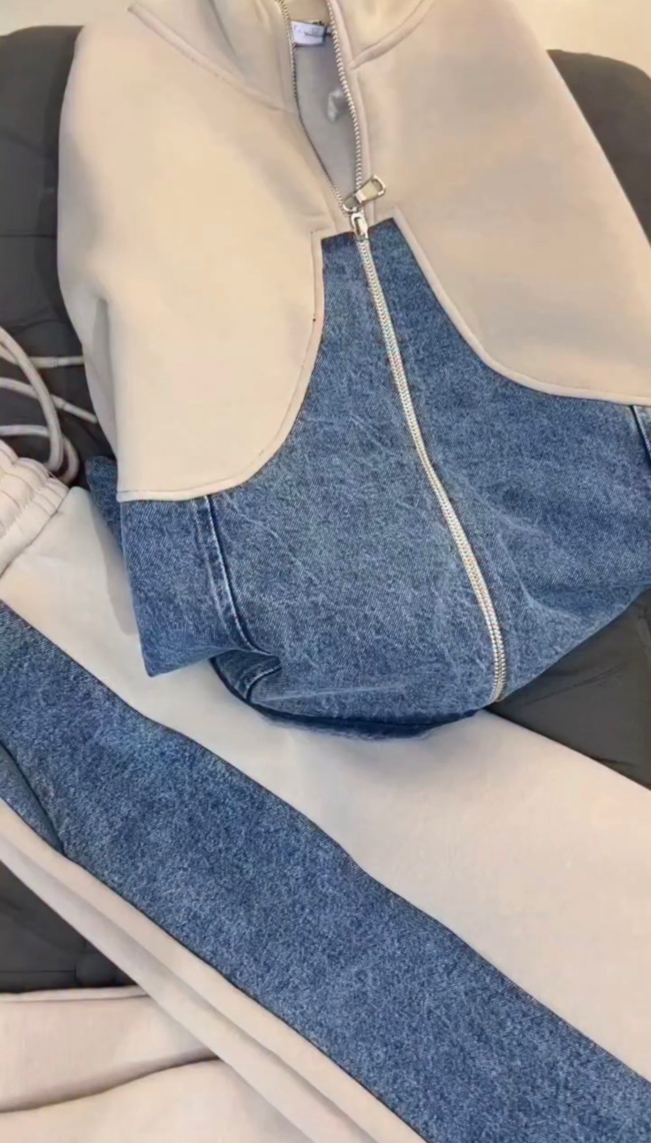 ⁨	جاكيت+سروال 
مع لمسة جينز كيعطي لوك مميز