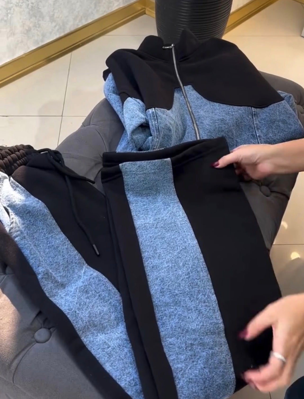 ⁨	جاكيت+سروال 
مع لمسة جينز كيعطي لوك مميز